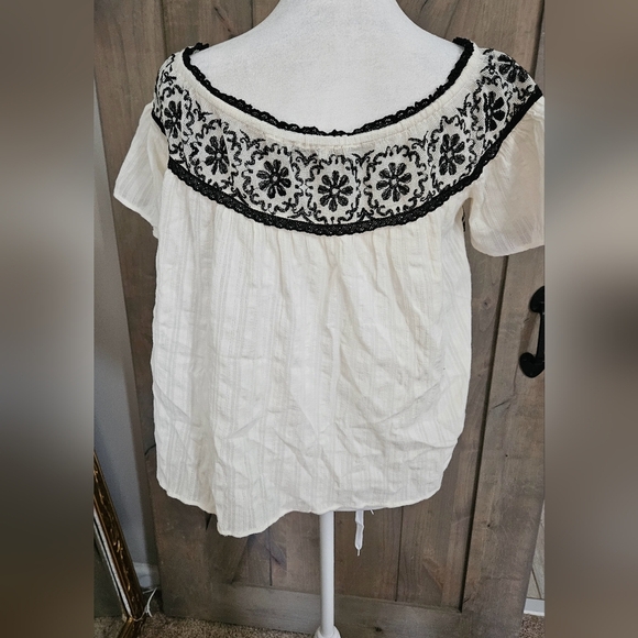 AMERICAN EAGLE Boho Chic cotton embroidered swing top. Ivory/black. Size Medium - Picture 6 of 12